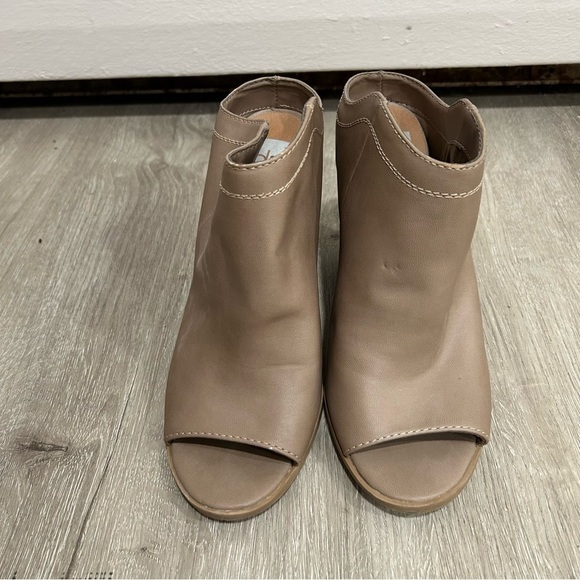 DV By Dolce Vita Peep Toe Tan Slip On Heels Ankle Boots Women’s Size 8 - Picture 2 of 8